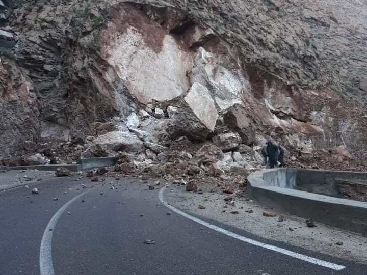تنغير: إنهيار جبلي يوقف حركة السير بمنعرجات تسضرين