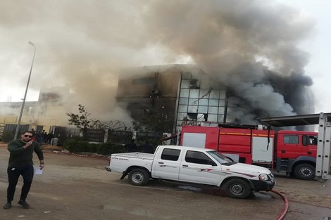 مصر..مصرع 16 عاملا وإصابة 19 آخرين في حريق داخل مصنع للملابس