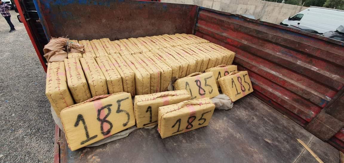 توقيف سائق شاحنة وابنه يشتبه تورطهما في تهريب طن و40 كيلوغراما من مخدر الشيرا