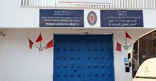 سجن العرجات.. سجين يصر على الاضراب عن الطعام رغم محاولة منعه