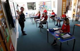 السلطات الصحية الأميركية تخفض مسافة التباعد اللازمة في المدارس