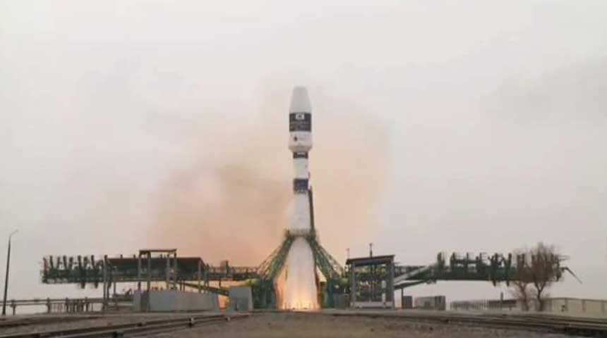 روسيا تطلق صاروخ سويوز مع 38 قمرا اصطناعيا على متنه