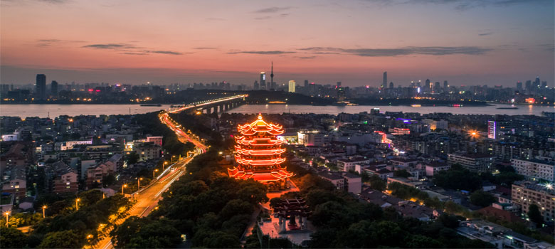 ووهان تستعيد حيوتها وازدهارها بعد مرور عام من رفع الإغلاق