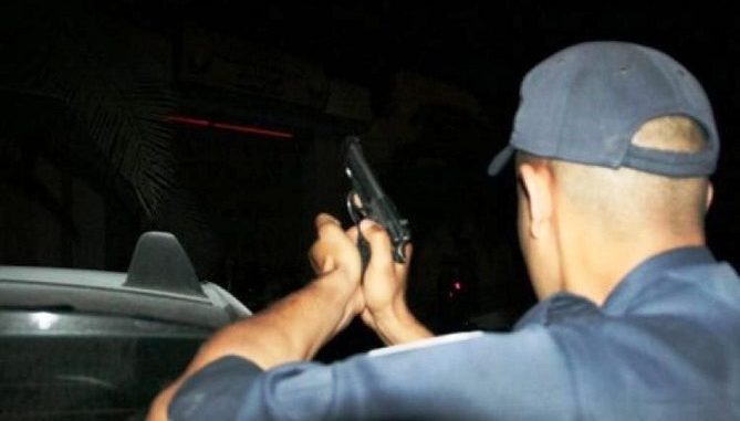 شرطي بالعيون يضطر إلى إشهار سلاحه الوظيفي دون اللجوء لاستعماله
