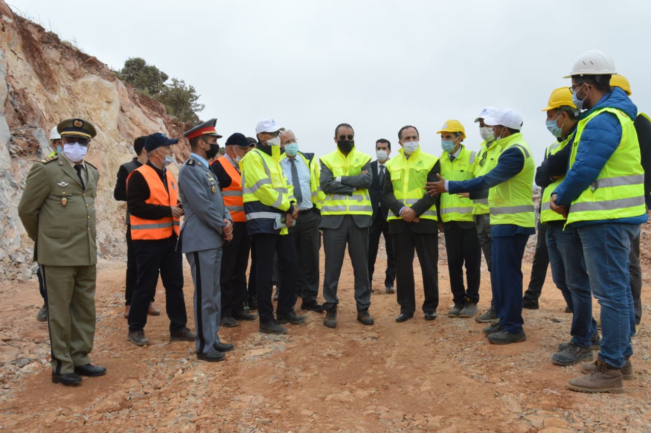 الوزير اعمارة يتفقد أشغال الطريق السريع تيزنيت الداخلة