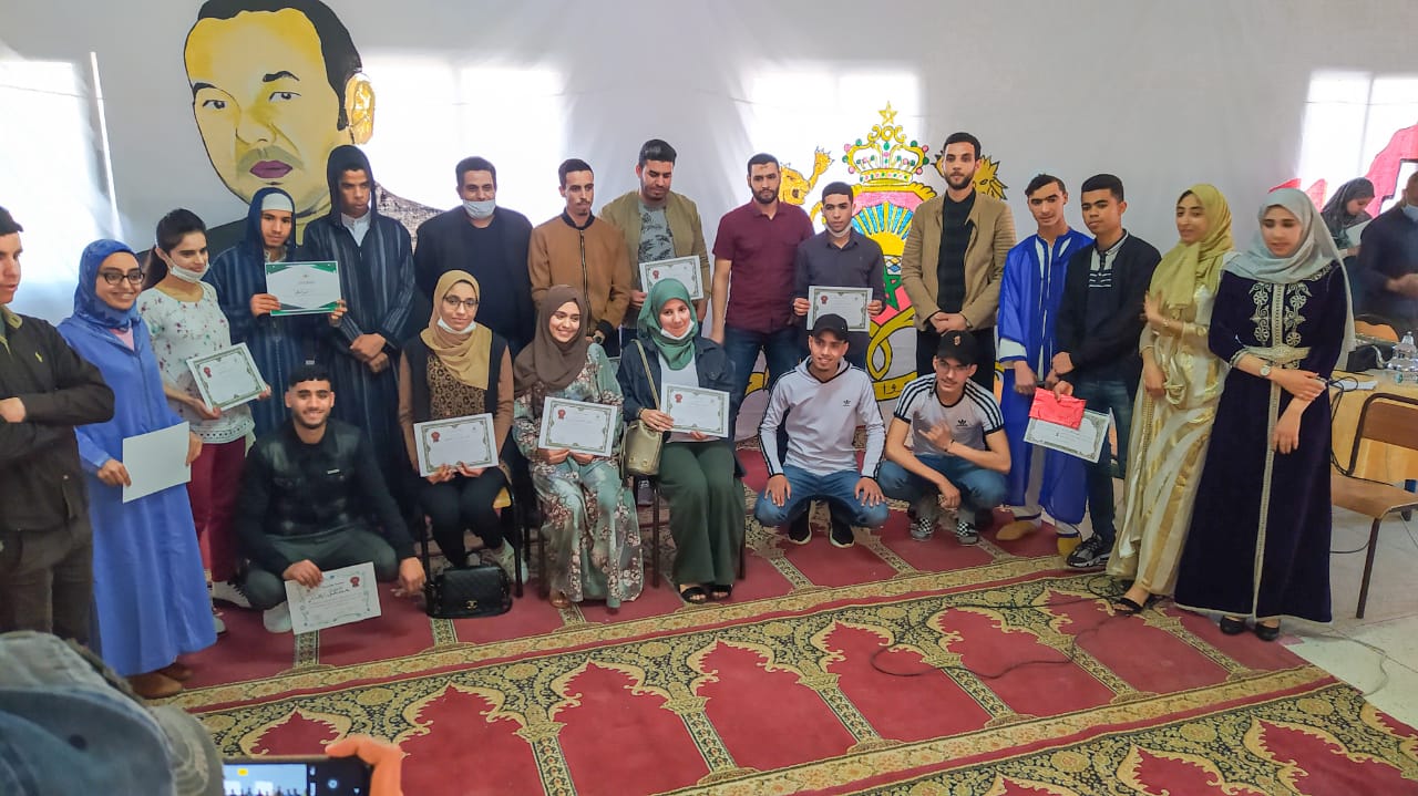 تلاميذ ثانوية ابن رشد التأهيلية بسيدي المختار – شيشاوة، ينظمون حفلا مميزا يعترفون من خلاله بمجهودات أساتذتهم