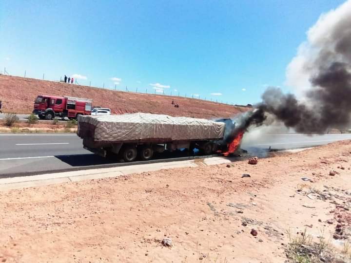 الرحامنة.. إندلاع حريق بشاحنة محملة بالدقيق بالطريق السيار