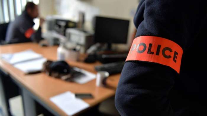 التحقيق في تداول شريط يوثق لاعتداء رجل قوات مساعدة على شخص