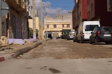 ساكنة حي ” المجازر” بسطات تنتفض ضد الجهات المكلفة بالتبليط و إصلاح قنوات الصرف الصحي