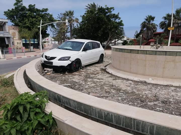 ولد الفشوش يقتحم نافورة في حادث غريب بشاطئ سيدي بوزيد