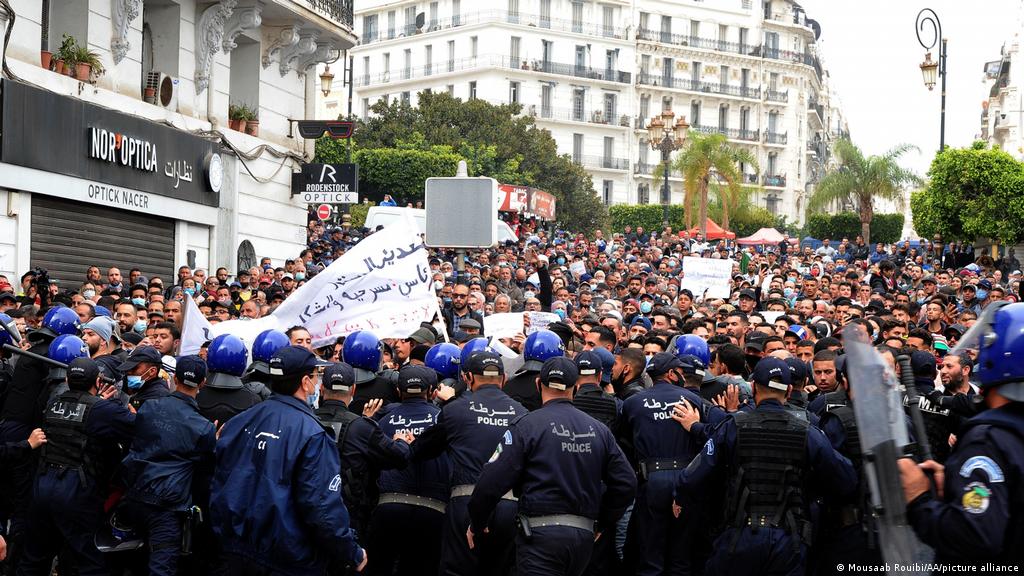 السلطات الجزائرية تعتقل صحفيين ضمنهم مصور فرانس بريس عقب مسيرات الحراك