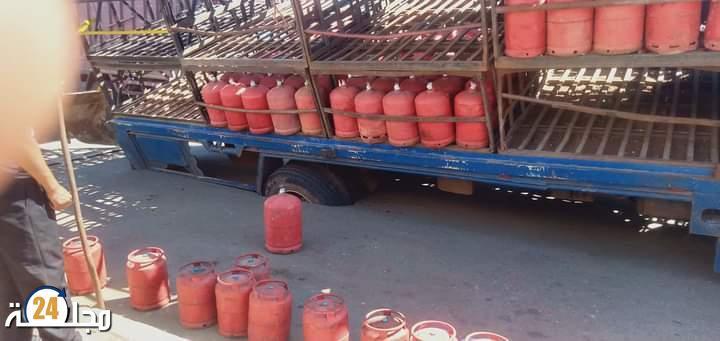 الجديدة…سقوط شاحنة محملة بقنينات الغاز وسط حفرة بمركز اولاد فرج