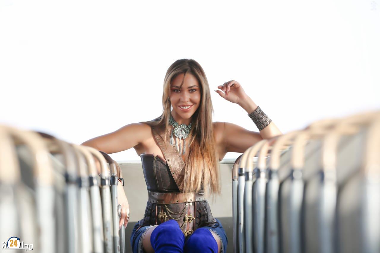 “كات آند ماوس” للفنانة المغربية الهولندية Laroussi  تحصد مليون مشاهدة