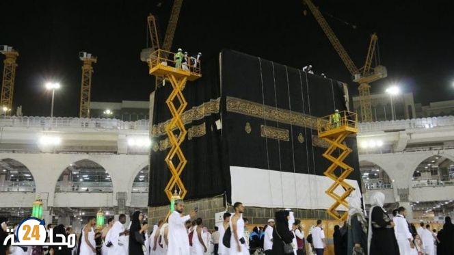 تغيير كسوة الكعبة بواحدة جديدة مصنوعة من الحرير والذهب