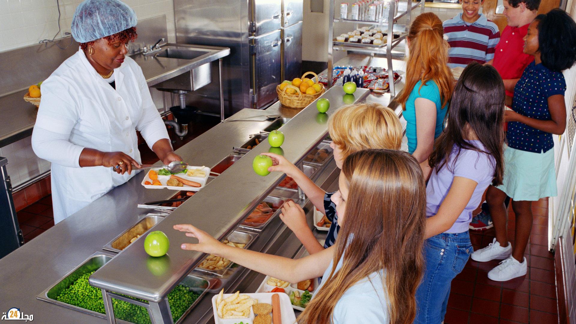 للتضييق على الإسلام.. فرنسا تفرض لحم الخنزير في وجباب الطعام المدرسية