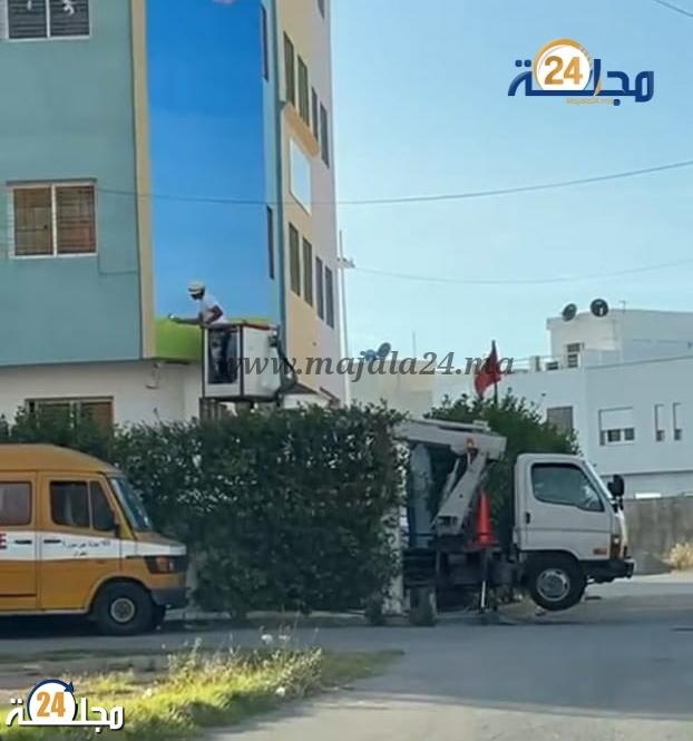 ضبط آليات لوجستيكية تابعة لجماعة تطوان تستغل لصباغة مدرسة خصوصية