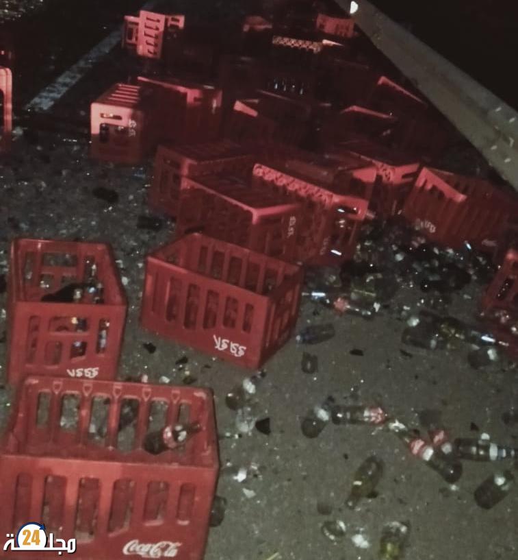إنقلاب شاحنة للمشروبات الغازية بالطريق السيار ضواحي إبن جرير.