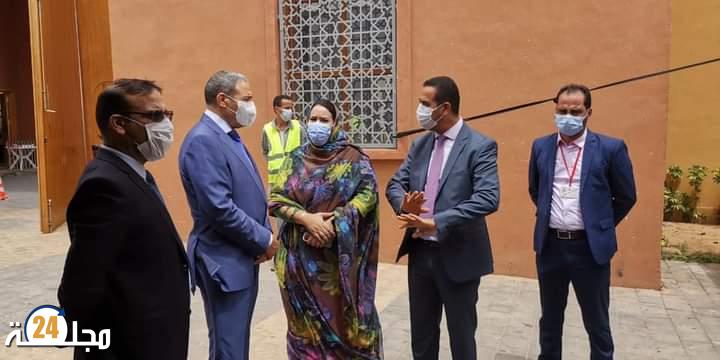 العيون…. والي جهة العيون يتفقد عمل الوحدة المتنقلة للتلقيح بالسوق النموذجي الكبير