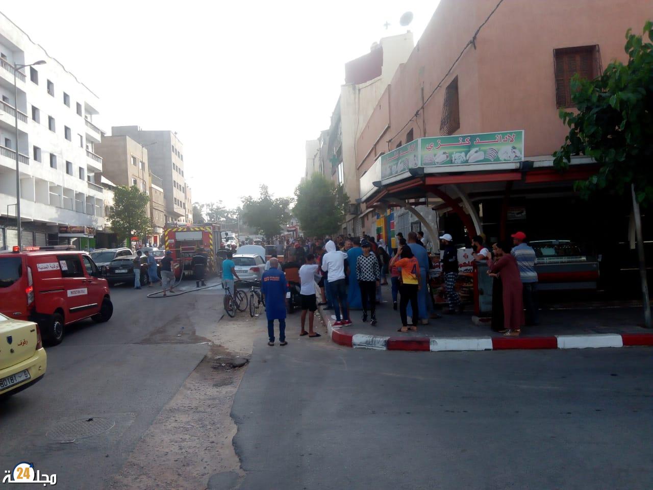 سطات..مواطنون يخمدون حريقا شب بسيارة وسط شارع الجنرال الكتاني قبل وصول رجال الإطفاء