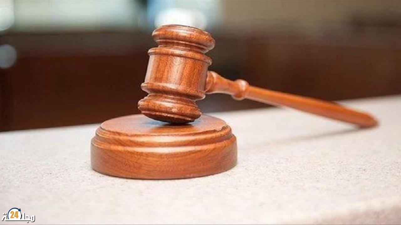 محكمة تبرئ شابة من تهمة “الفساد” بعد قبلة في العلن