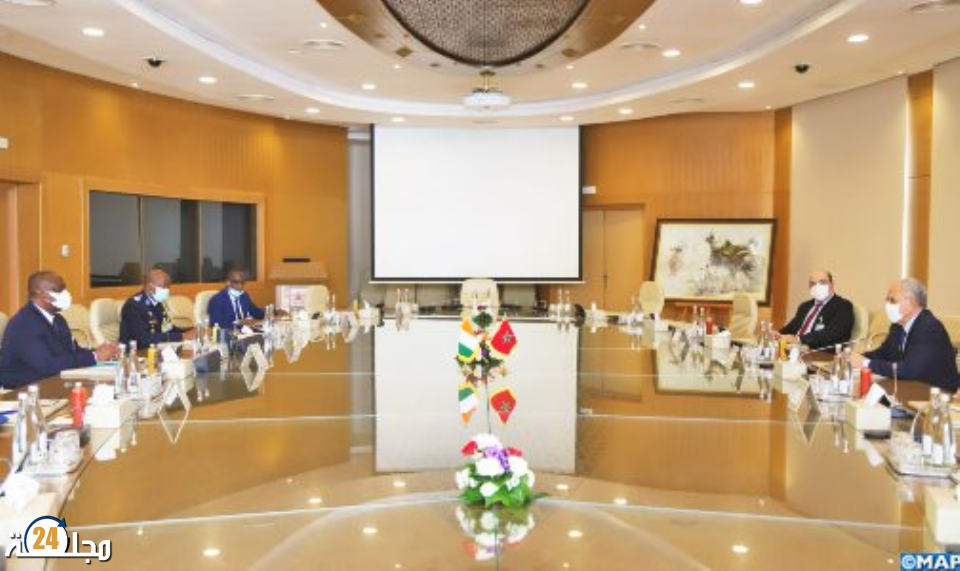 المكلف بالدفاع الوطني والمفتش العام للقوات المسلحة يستقبلان وزير الدفاع الإيفواري