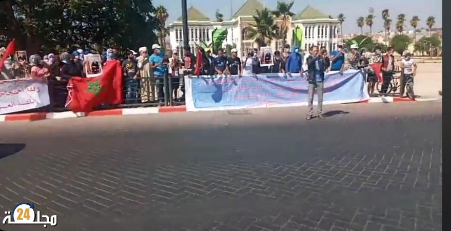 سطات.. أرباب و مستخدموا الحمامات التقليدية يحتجون أمام العمالة