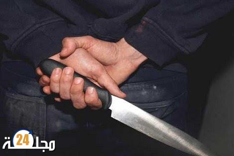 شخص يتعرض لاعتداء على يد مختل عقلي