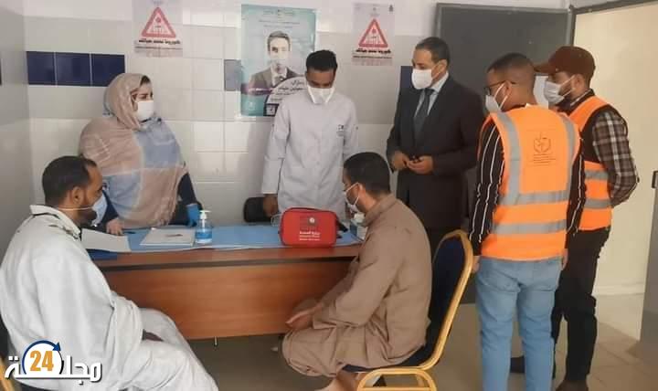 العيون…بعد توفير عشرة ممرضين والي الجهة يتفقد أحد مراكز التلقيح
