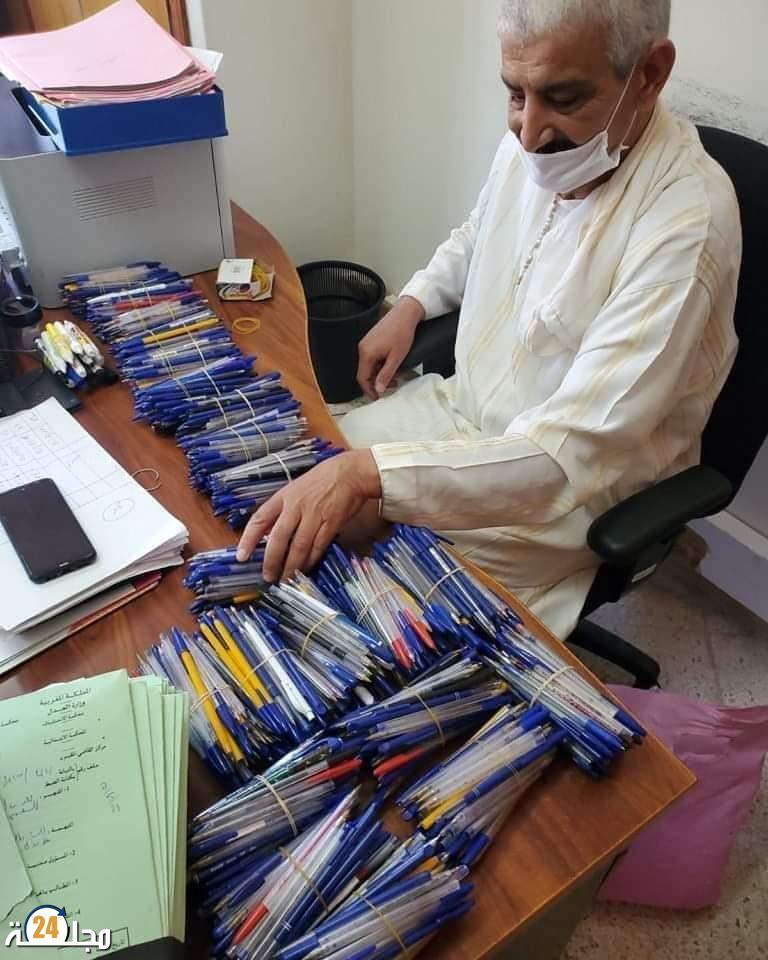 موظف يؤرخ لمساره المهني بجمع الأقلام الجافة التي استعملها