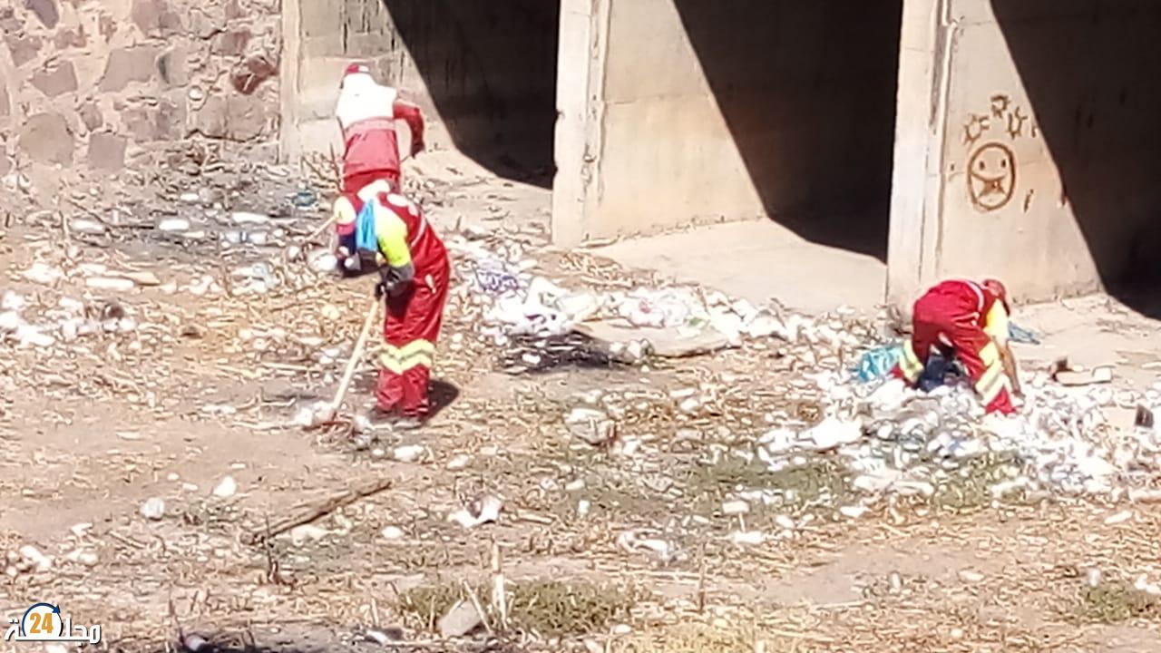 جماعة سطات تستجيب لشكاية الساكنة المجاورة لوادي “بوموسى” و تشرع في النظافة كمرحلة أولى ( صور )