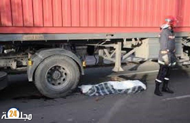 وسط أحد الاحياء الصناعية.. شاحنة تتسبب في حادث مفجع