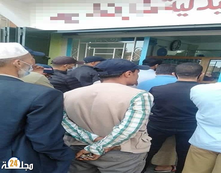 سطات..السلطات المختصة لا تبالي بطوابير المواطنين و معاناتهم أمام صيدليات الحراسة في زمن الجائحة