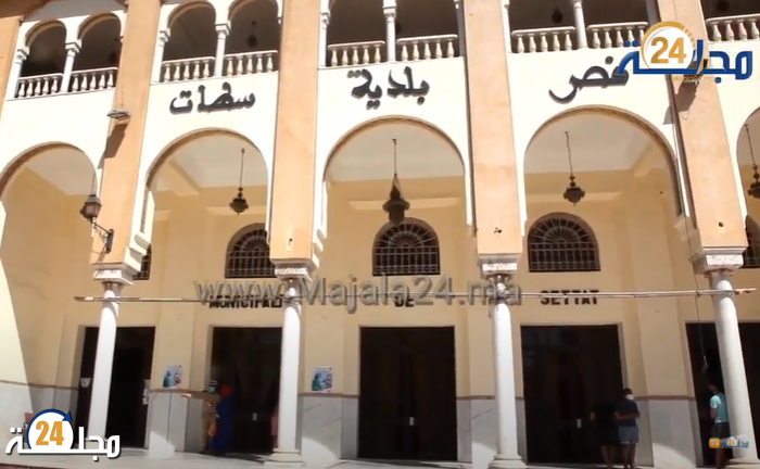 بالفيديو..توافد عدد كبير من طالبي لقاح كورونا بمركز البلدية بسطات يربك عملية التنظيم وعمل الساهرين عليها