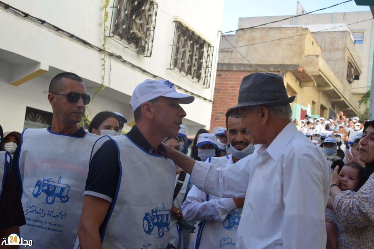 بالفيديو…وكيل حزب التراكتور للانتخابات الجماعية بتطوان يقود حملته  بطريقة منظمة وسط ترحاب كبير من طرف الساكنة