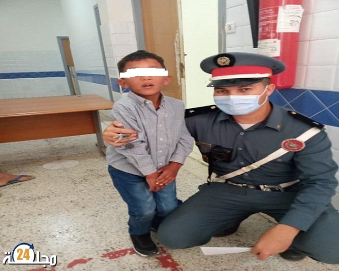 صورة التواضع و الأخلاق الرفيعة.. دركي يلبي رغبة طفل مصاب بالتوحد داخل مستشفى سطات لأخذ صورة معه قبل خضوعه للفحص