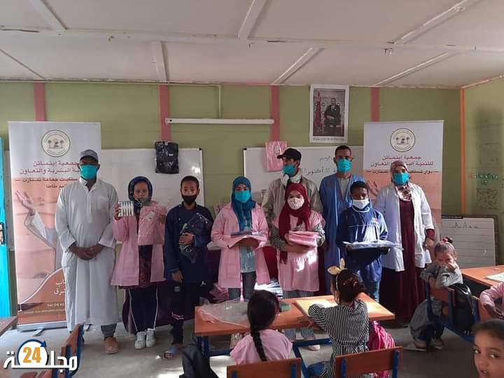 تلميذات وتلاميذ مركزية مجموعة أيت علي بتمنارت يستفيدون من الزي الموحد