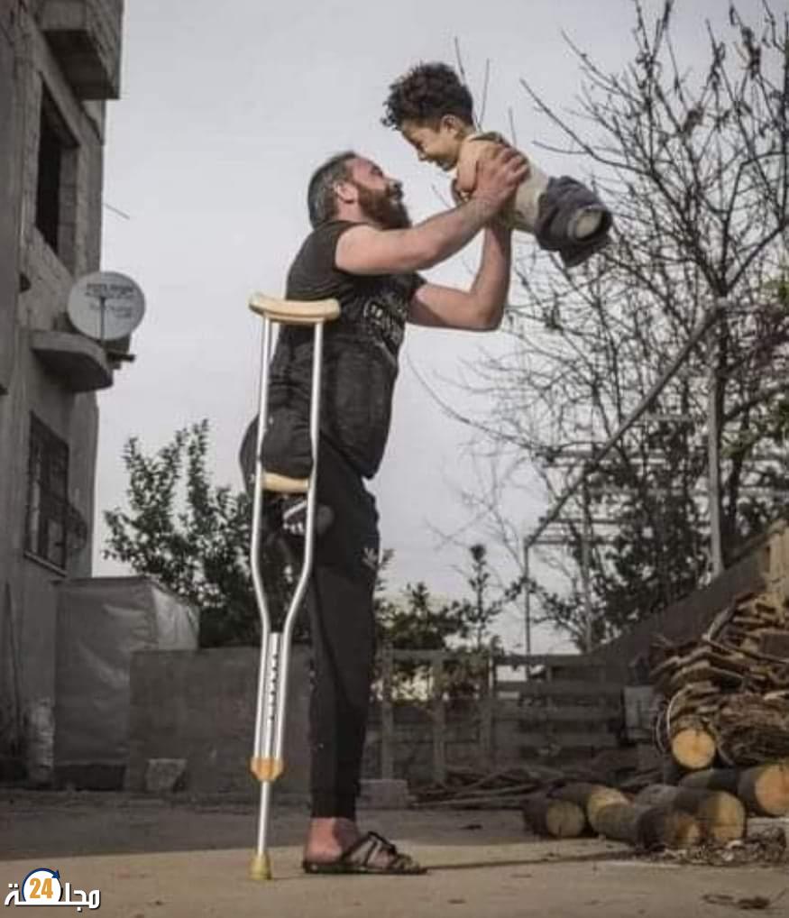 صورة لأب وطفل سوريين تلخص معاناة الشعب السوري
