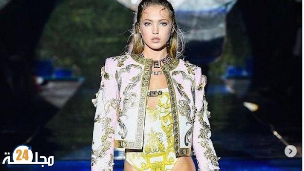 عارضة أزياء تصعد المنصة وعلى جسدها مضخة للأنسولين