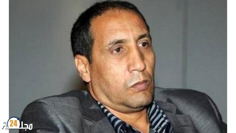 أبو يعزى في خلوته يدق الوتد