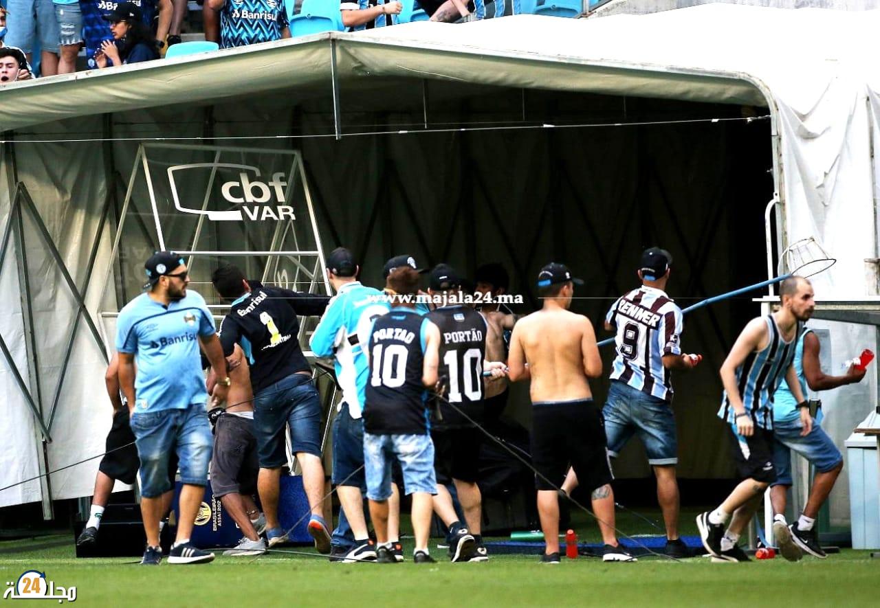 جماهير غريميو البرازيلي تقتحم الملعب وتدمر شاشة الـ”var”!