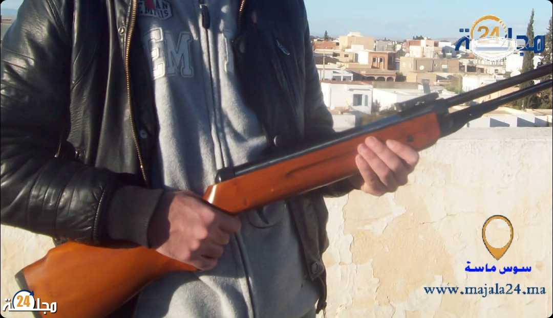 مراهق يطلق النار ببندقية صيد ويقتل شخص في الشارع العام