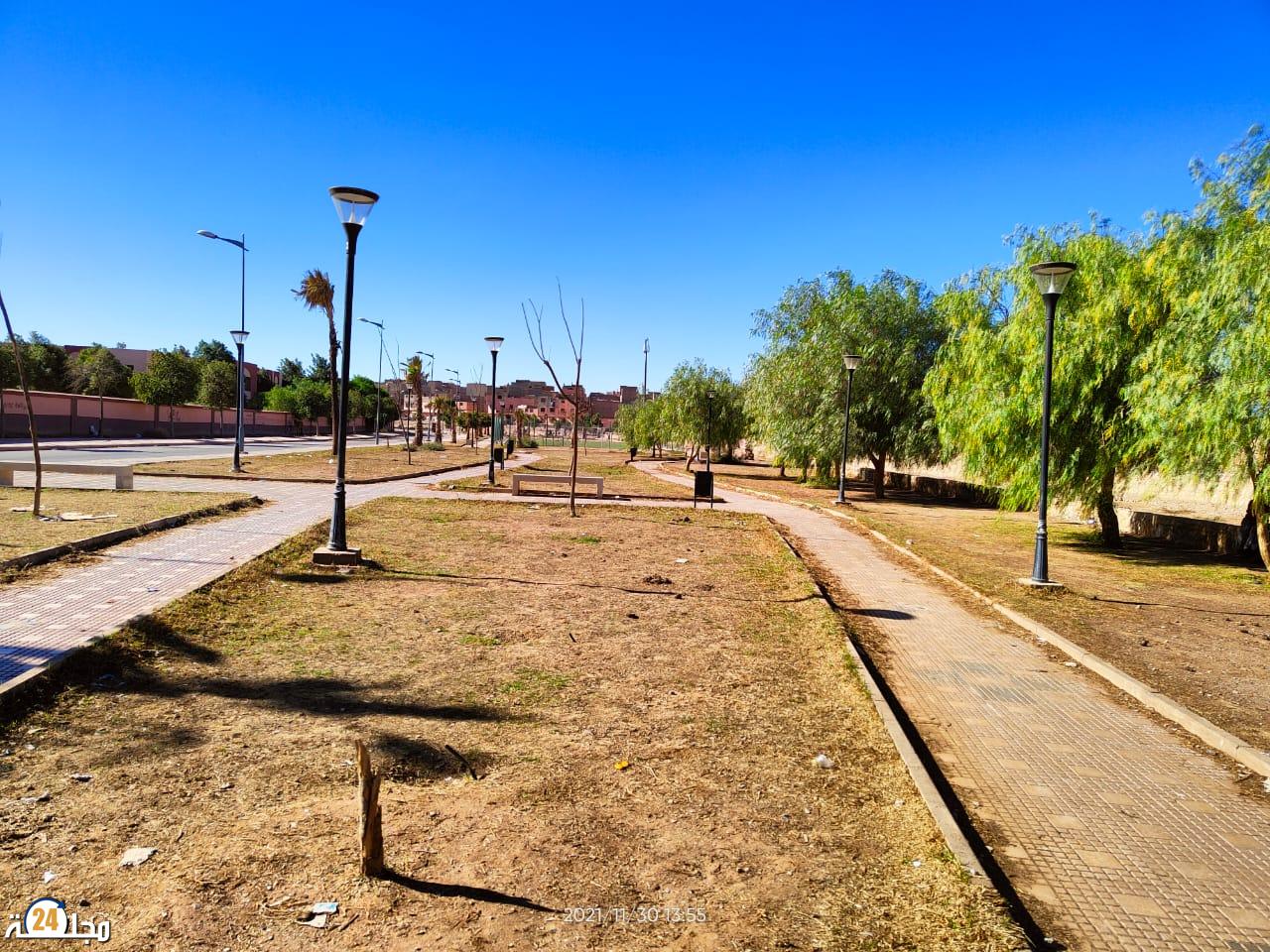 أعمدة كهربائة تشكل خطورة على زوار حديقة عمومية بإبن جرير