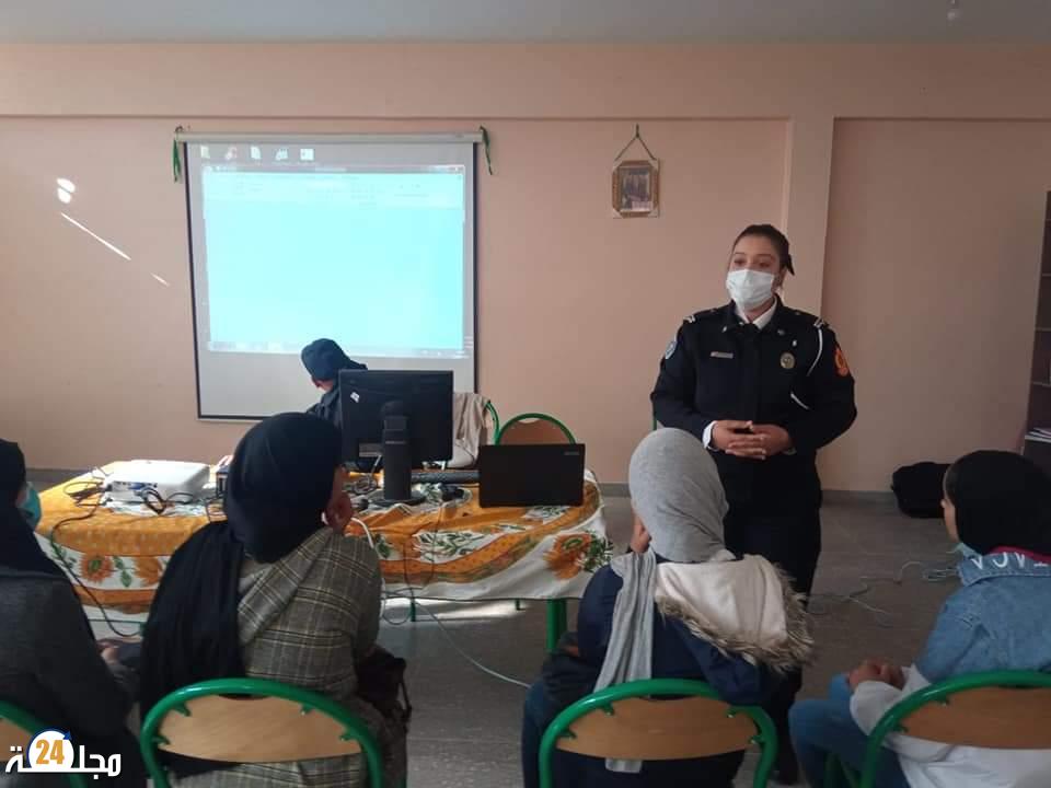 حملة تحسيسية بمخاطر الانترنت والأمن السيبراني لفائدة تلميذات ثانوية عودة السعدية من تأطير رجال الأمن الوطني