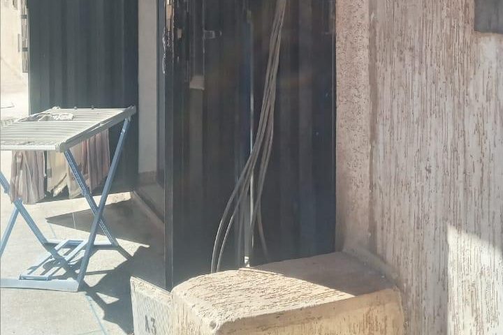 اسلاك كهربائية خاصة بالإنارة العمومية  تهدد سلامة المواطنين بسطات +صور