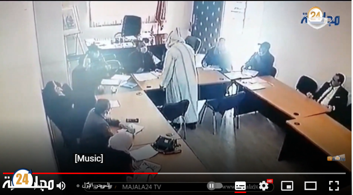 بالفيديو …..تصرف غير لائق من مستشار بجماعة خميس سيدي محمد بن رحال ضواحي سطات.