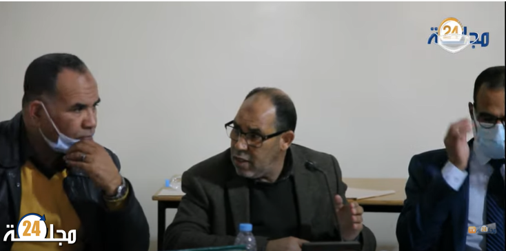 بالفيديو..عبد الرحمان العزيزي يحذر رئيس جماعة سطات من مدرجات الملعب الرياضي الآيلة للسقوط