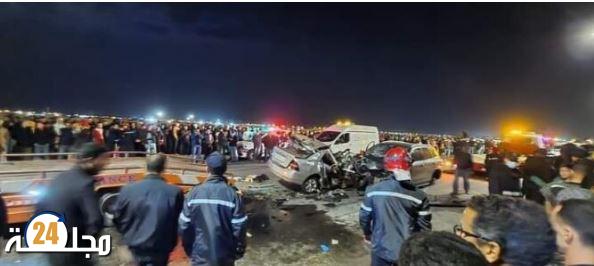 مصرع 8 أشخاص وإصابة آخرين في حادث إصطدام بين سيارتين ودراجة