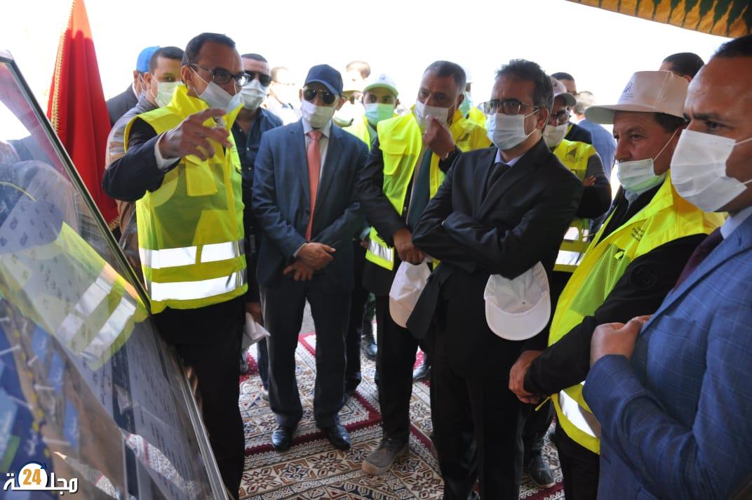 عامل إقليم سيدي افني يستقبل وفدا برلمانيا يقوم بزيارة لورش بناء الطريق السريع تيزنيت-العيون.