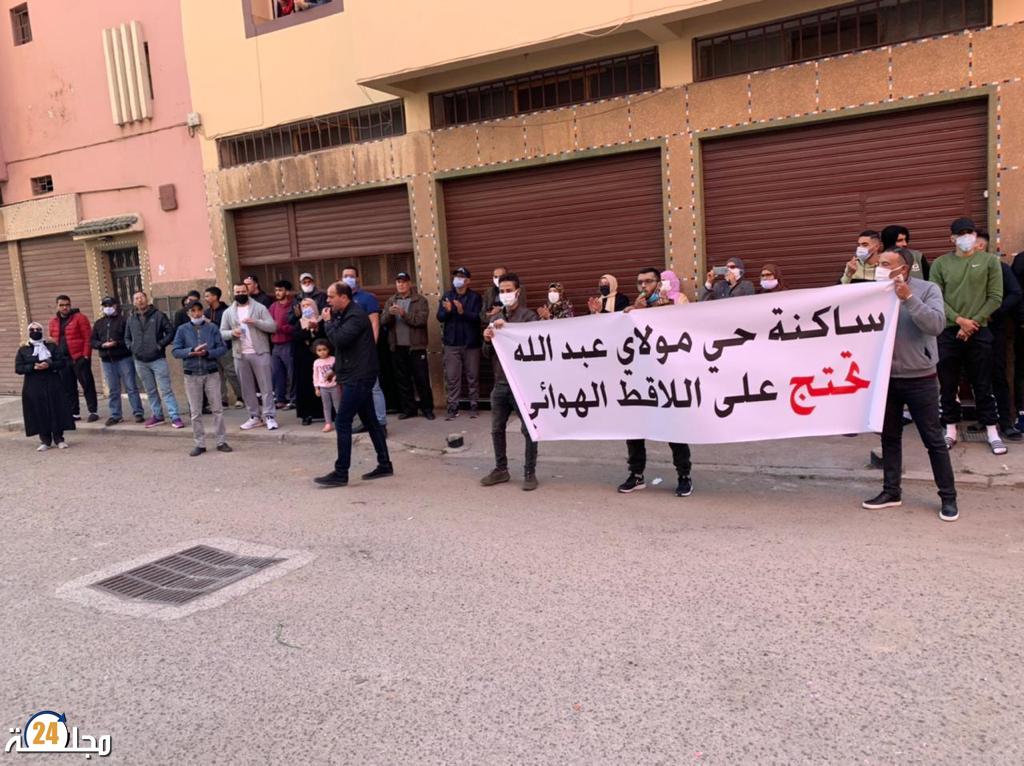 الدارالبيضاء: بسبب “لاقط هوائي” ساكنة حي مولاي عبد الله بعين شق تحتج في وقفة احتجاجية