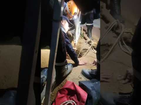 بالفيديو..شاب يتطوع للنزول لإخراج الطفل ريان